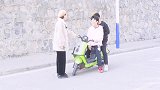 想套路其中一个小哥哥，奈何两小哥就是拆不散，那我就抢他们的车