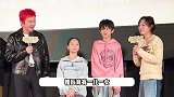 邓超孙俪跟家人聚餐，夫妻两人先送家人上车，超哥戴礼帽秒变“许文强”