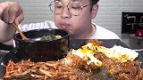 烤肉拌饭加上泡菜，简直就是人间美味绝配