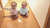 双胞胎宝宝一起啪嗒啪嗒地爬向妈妈，画面太可爱了！