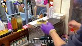 小伙开摊卖鸡蛋美食，一份价格20块，老食客：好吃根本停不下来