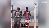 可爱可敬！70岁老爷爷与肌肉男沙滩比试臂力 谁能笑到最后？