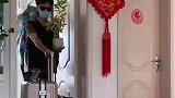 男子带上行李准备去学校，没想一旁的猫咪险些中招