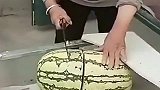 广东农村的天气太热了，让奶奶切个瓜吃，这桌子质量不行！
