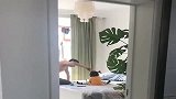 一大早就跑到小情人的房间，就是为了给女儿扎头发，简直宠上天了