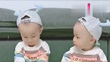 15个月的龙凤胎妹妹就担起了照顾哥哥的责任，真的是太感人了