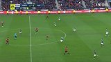 上半场补时第1分钟圣埃蒂安球员阿穆马抢断成功