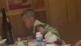 萌娃想用吸管偷喝烧酒被爸爸教训，瞬间乖乖趴在爸爸肩膀
