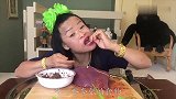 泰国农村小伙在田间地头直播，吃酸辣章鱼，一口一个真过瘾！