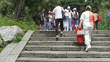南岳衡山最高峰，祝融峰，这里香火很旺，人很多