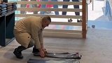 男人：叠衣服也太轻松了，别眨眼我只表演十几次