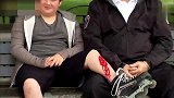 小孩玩轮滑摔得皮开肉绽，急诊医生用订书机缝合伤口