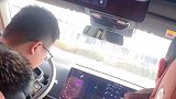 男子呼喊语音助手，手指窗户示意关闭
