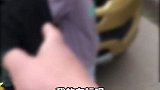 男孩带三个伙伴趁爸爸睡觉用小刀抠没爸爸车标