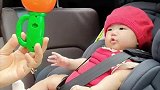 第一次坐安全座椅的小肉娃，怎么能这么可爱！