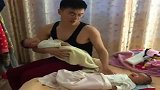 自从生了双胞胎后，爸爸整天这样哄孩子睡觉，真是苦了这俩娃！