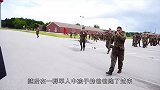 当兵的父亲第一次见到自己的孩子，激动到痛哭，场面感动众人