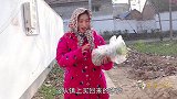 搞笑童年：妈妈给我烤菠萝吃，结果小伙伴自己闻着香味来了，真逗