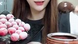 小姐姐吃自制巧克力冰冻葡萄，一口一个真过瘾