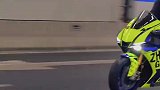 男生驾驶着机车，声浪响彻隧道