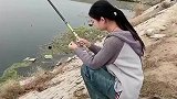 老板发现有人在鱼塘里钓鱼，结果反被上了一课