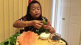 大妈吃三文鱼，一口青菜一口肉，吃相很逗趣