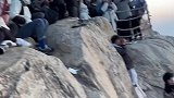 夜爬泰山登顶，男生奋力挥舞五星红旗