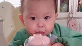 小宝宝自己会喝水了，还笑眯眯的对着妈妈笑，眼神好逗！