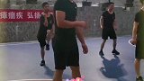 特警 跳舞我不是专业的 “什么刀枪跟棍棒 我都耍的有模有样” 但是...