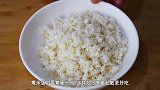 蛋炒饭怎么炒最好吃？酒店大厨教你正确做法，香气四溢，给肉不换
