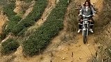 四川妹子骑摩托, 山路坡陡还载人下坡