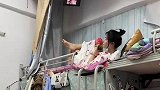 女子用嘴剥西瓜，将皮吐到垃圾桶