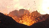 老外模拟火山喷发，火焰瞬间燃烧，“火山”燃到一半炸裂了？