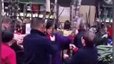 我的天呐，这家超市甘蔗做活动，我以为都拿甘蔗打群架呢！