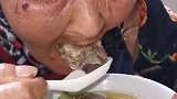 老人好不容易吃一块肉，到底能有多细节，孝子都看哭了！