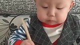萌娃太秀了，早早地学会使筷子，说话还这么溜