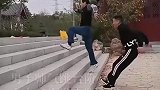 男子帅气跳台阶，空中二次发力跳六级，怎么还会飞