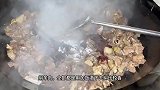 福建大哥开店16年，创新用爆米花机炖羊肉，每天手砍2头羊卖80斤肉