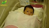 刚出生不久的萌宝，躺在医院的小床里，真的是太萌了