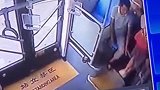 男子公交上连摸4名女乘客 同伴一旁看热闹挑衅：你被摸了