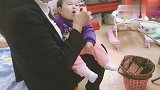 宝宝：还是跟着外婆，有吃有穿～