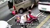 两把菜刀疑从天而降，摩托车主抱头躲避，监控拍下全程！警方回应