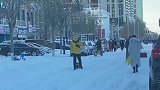 暴雪过后，外卖小哥只能“拉犁”送餐，真是太搞笑了