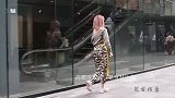 高腰迷彩长裤姑娘，大领针织衫，搭配出别样的风情