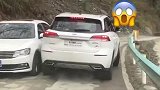 在山路上会车太吓人了，越野车未免有点欺负人了