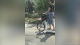秀出新境界！美女电动车上健身  何必多此一举？