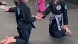 外国萌娃上柔术课，小姑娘一招制服男孩，果然儿童期多是女强男弱