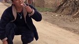 只是系个鞋带，却被当成了乞丐