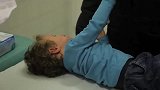 小宝宝感冒鼻塞呼吸不畅，医生治疗方法简单粗暴，这技术太专业了