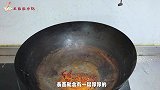 不管铁锅多脏多锈，不用小苏打和白醋，快速清除老污垢，方法真棒